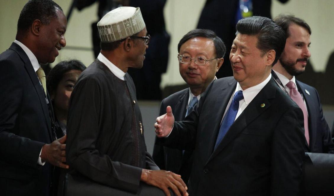 










Den kinesiske ledaren Xi Jinping (hö) hälsar på Nigerias ledare Muhammadu Buhari (vä) vid 2016 års Nuclear Security Summit i Washington, den 1 april 2016. Foto: Alex Wong/Getty Images                                                                                                                                                                                                                                                                                                                                                                                                                                                                                                                                                