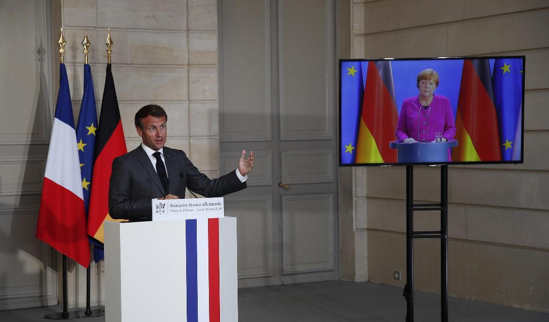 Gemensam presskonferens med Frankrikes president Emmanuel Macron i Paris och Tysklands förbundskansler Angela Merkel – via videolänk från Berlin. Foto: Francois Mori/AP/TT