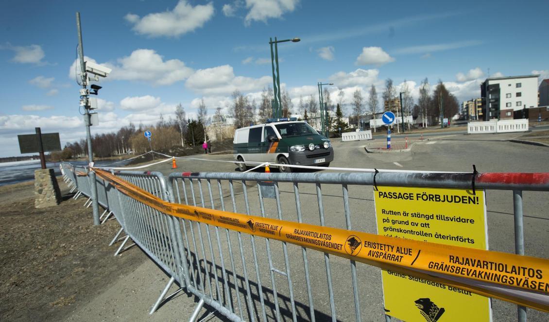 Kravallstaket mellan Haparanda och finska Torneå som sattes upp då Finland stängde gränsen i mitten av mars med anledning av coronapandemin. Foto: Pär Bäckström/TT-arkivbild