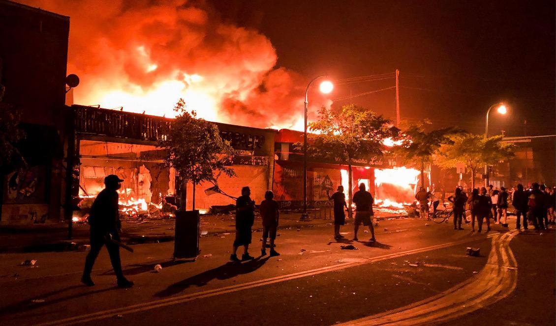 
Det brinner i två butiker i Minneapolis i USA den 28 maj 2020. Foto: Kerem Yucel/AFP via Getty Images                                            