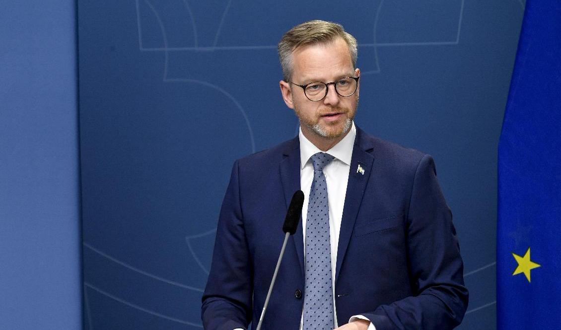 



Inrikesminister Mikael Damberg (S) välkomnar utredningsförslaget om förbud mot anonyma kontantkort. Foto: Henrik Montgomery/TT-arkivbild                                                                                                                                                                                
