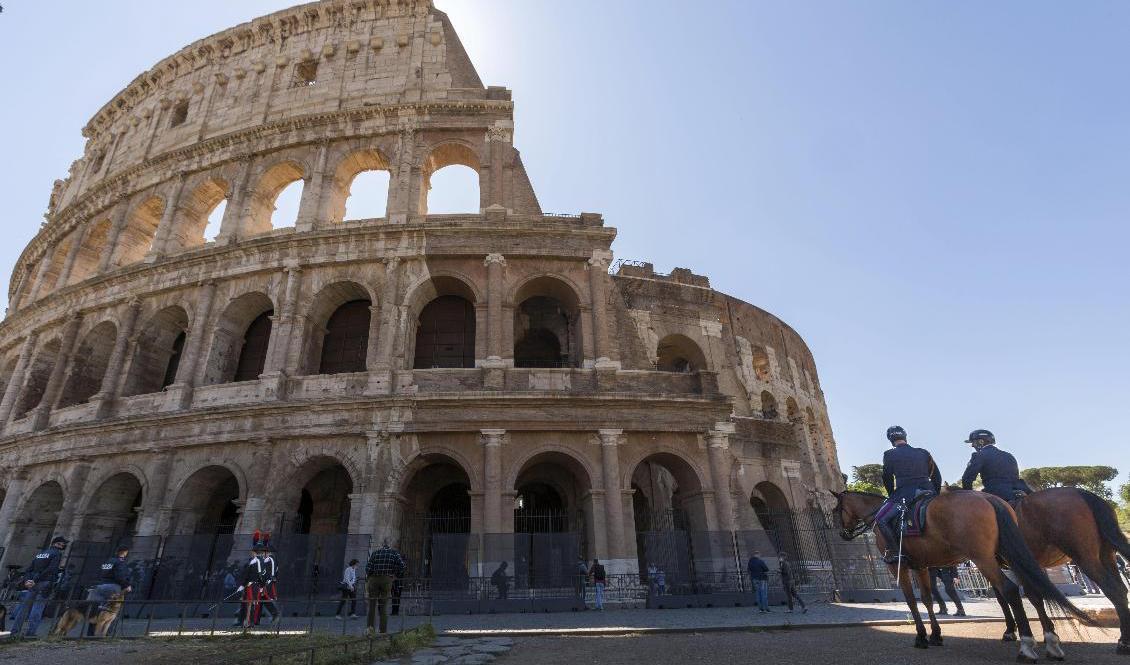 Poliser patrullerade utanför Colosseum i Rom när besöksmålet öppnade igen efter över två månader. Foto: Domenico Stinellis/AP/TT
