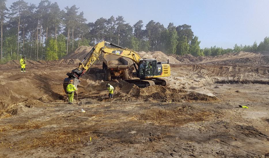 Här, i Ljungaviken i Sölvesborg, har lämningar efter stenåldersjägare hittats. De har legat under ett lock av lera. "Nu har vi lyft bort locket", säger Carl Persson, arkeolog och projektledare. Foto: Blekinge Museum