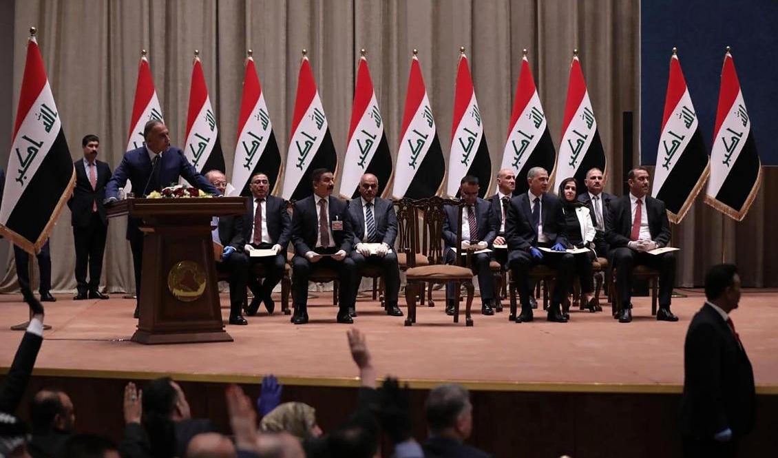 Iraks premiärminister Mustafa al-Kadhimi får efter en månads förhandlingar sitt kabinett godkänt av parlamentet. Arkivbild från Mustafa al-Kadhimis installation i maj. Foto: Iraks parlaments presstjänst/AP/TT