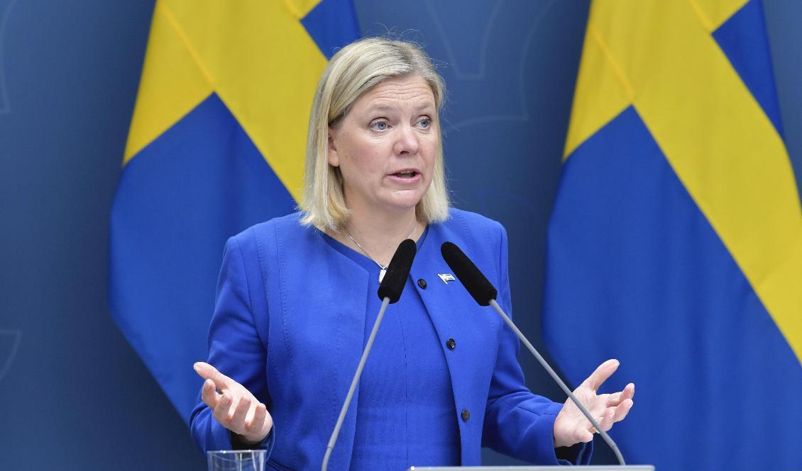 Finansminister Magdalena Andersson (S) tycker att det ser lite ljusare ut än tidigare, men krisen är inte över. Foto: Jessica Gow/TT