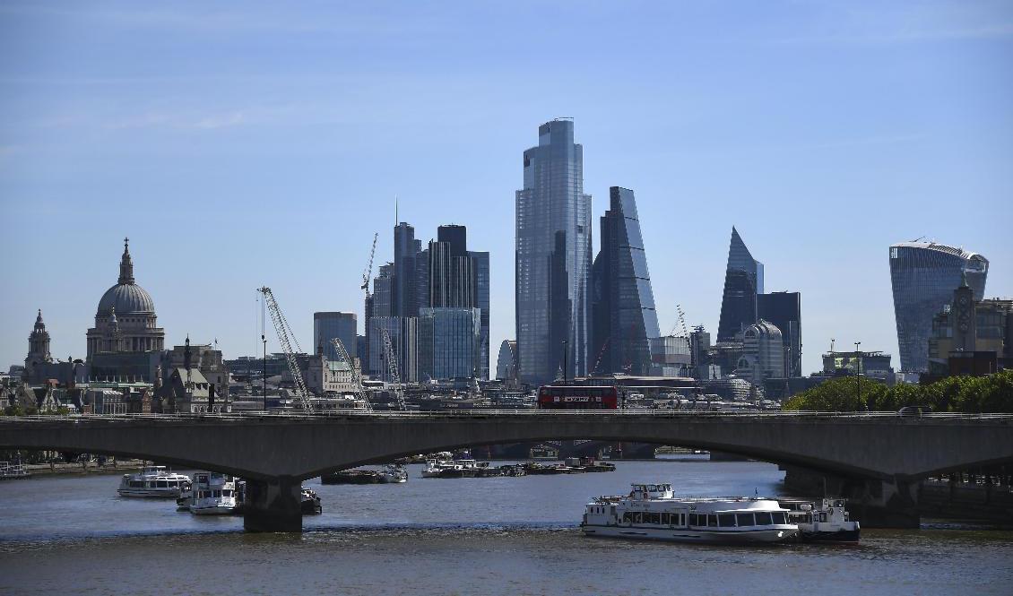 Det hårt coronadrabbade Storbritannien tappade en dryg femtedel av sin bruttonationalprodukt (BNP) i april jämfört med månaden före. Foto: Alberto Pezzali/AP/TT-arkivbild
