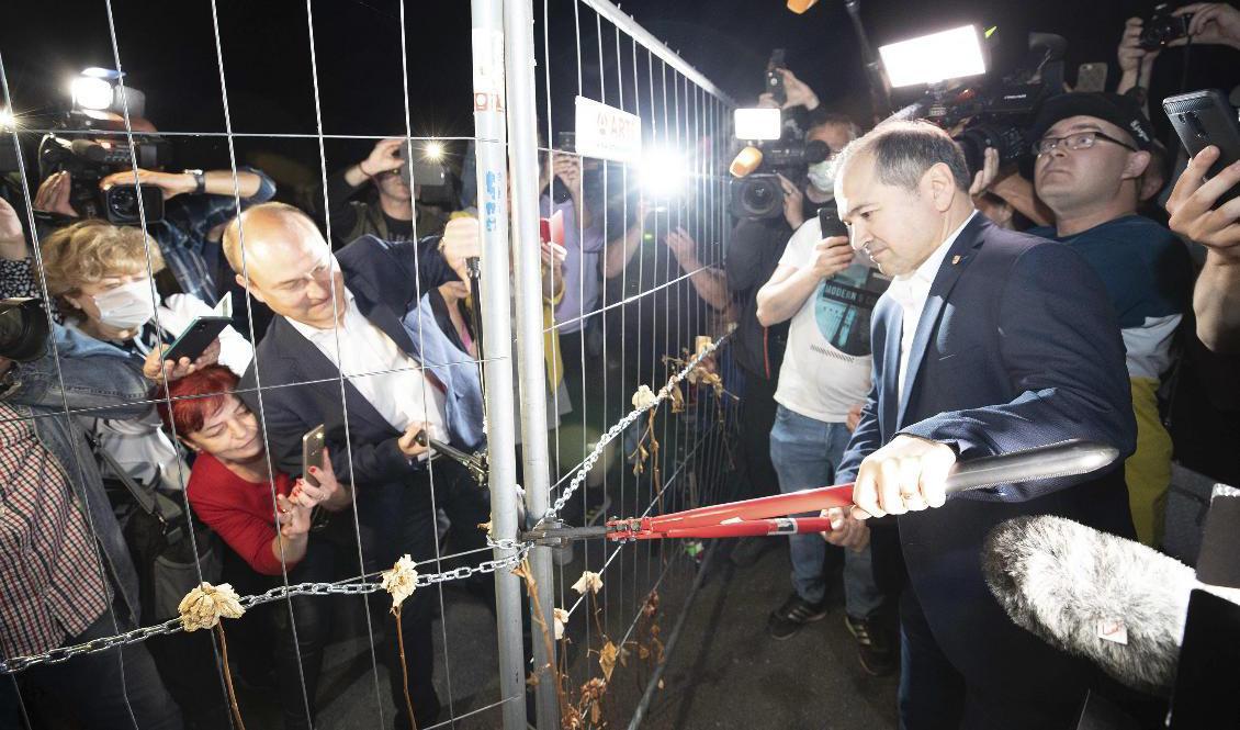Borgmästarna i gränsstäderna Görlitz, Tyskland, och Zgorzelec, Polen, firar gränsöppningen. Foto: Daniel Schafer/AP/TT