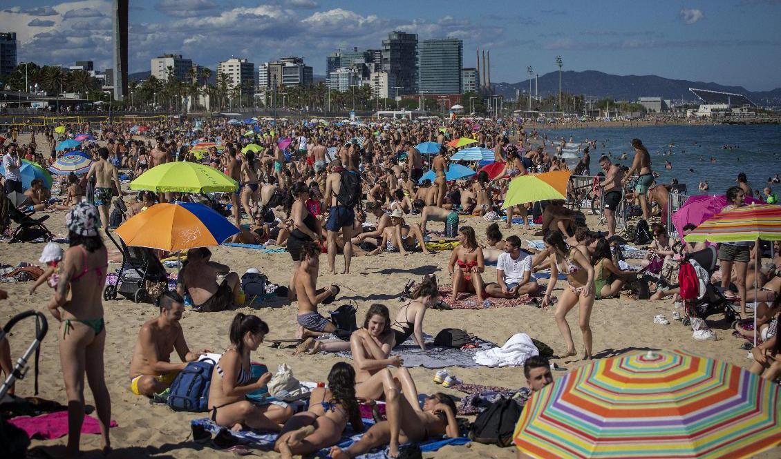 I Barcelona är stränderna redan fullpackade, men turistindustrin skriker efter gäster. Bild från i lördags. Foto: Emilio Morenatti