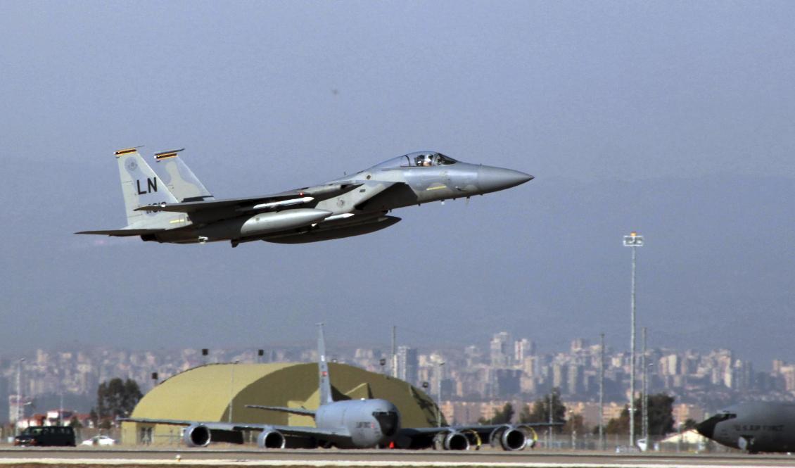 Ett annat amerikanskt F-15-plan lyfter från en militärbas i Turkiet. Foto: AP/TT-arkivbild