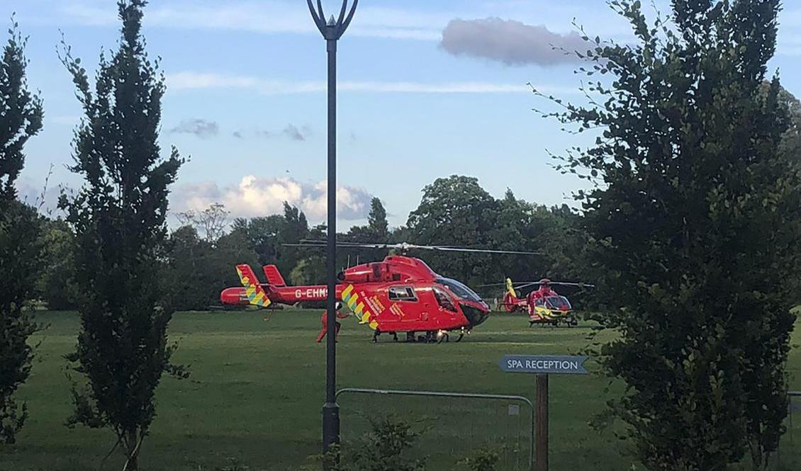 En ambulanshelikopter landar i Forbury Gardens i centrala Reading. Foto: COGP79/AP/TT
