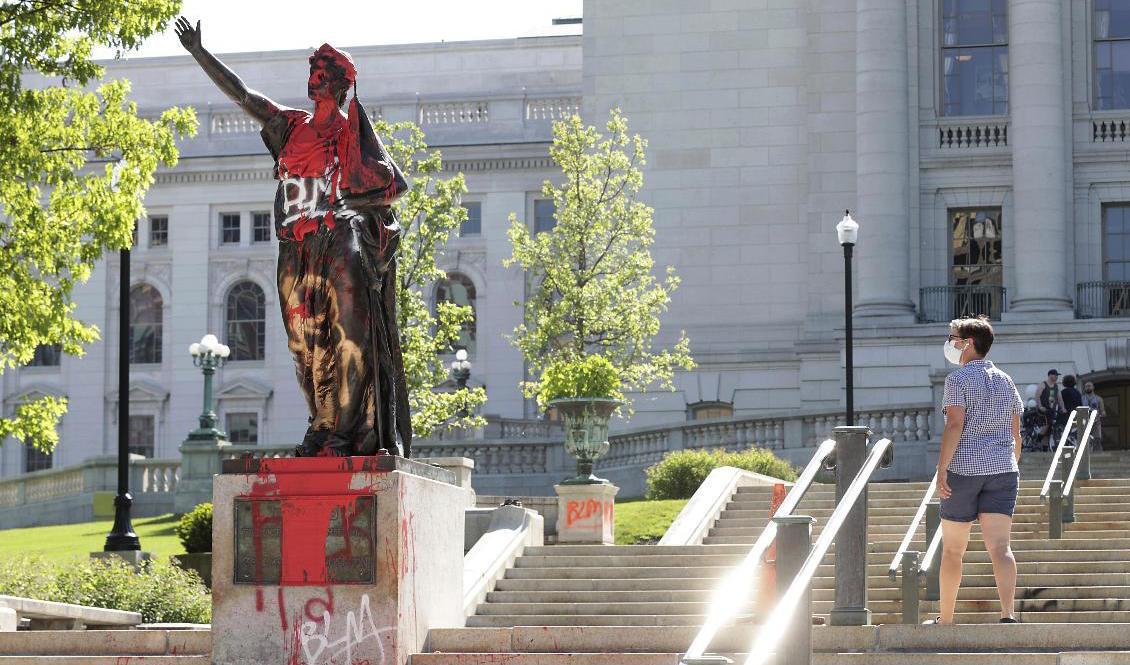 Flera statyer har vandaliserats eller rivits ned i Madison, Wisconsin, under protesterna mot polisvåld och rasism. Här har "Forward"-statyn målats och en staty av norskamerikanen Hans Christian Heg revs under tisdagen ned och slängdes i en sjö.. Foto: Amber Arnold/AP/TT-arkivbild