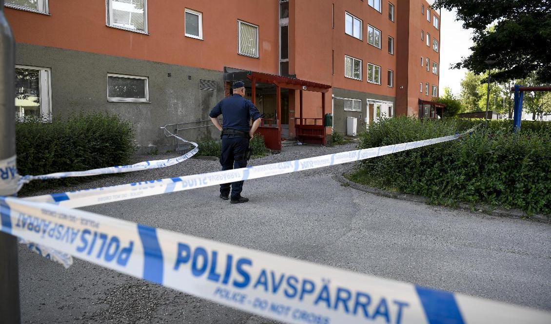 En man i 35-årsåldern har hittats död i ett flerfamiljshus i norra Eskilstuna. Två platser har spärrats av för teknisk undersökning och flera förhör har hållits. Foto: Pontus Lundahl/TT