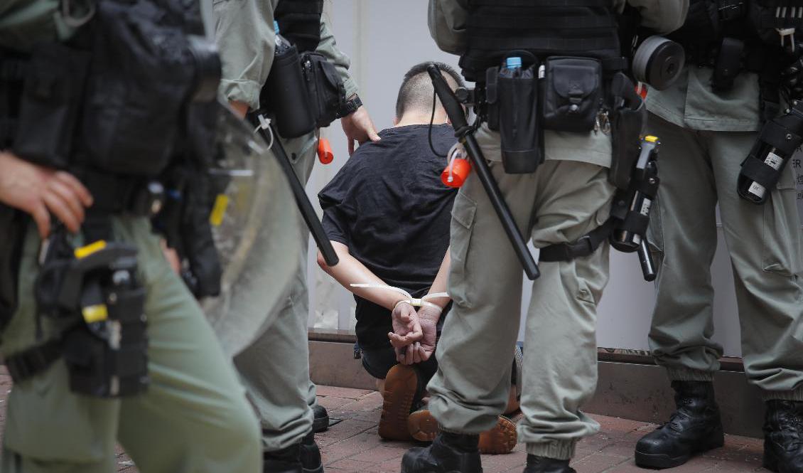 Polisen griper en demonstrant i Causeway Bay på Hongkongön. Foto: Kin Cheung/AP/TT