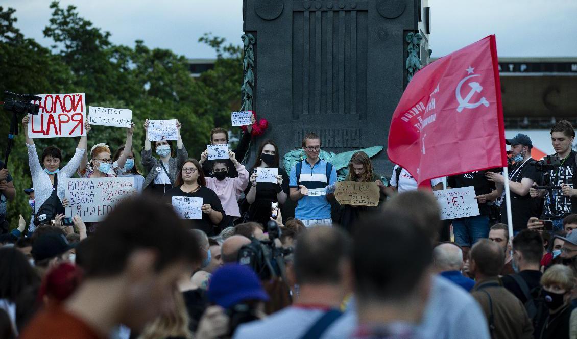 En grupp demonstranter protesterar mot Putins fortsatta styre på Pusjkintorget i centrala Moskva. Foto: Alexander Zemlianichenko/AP/TT