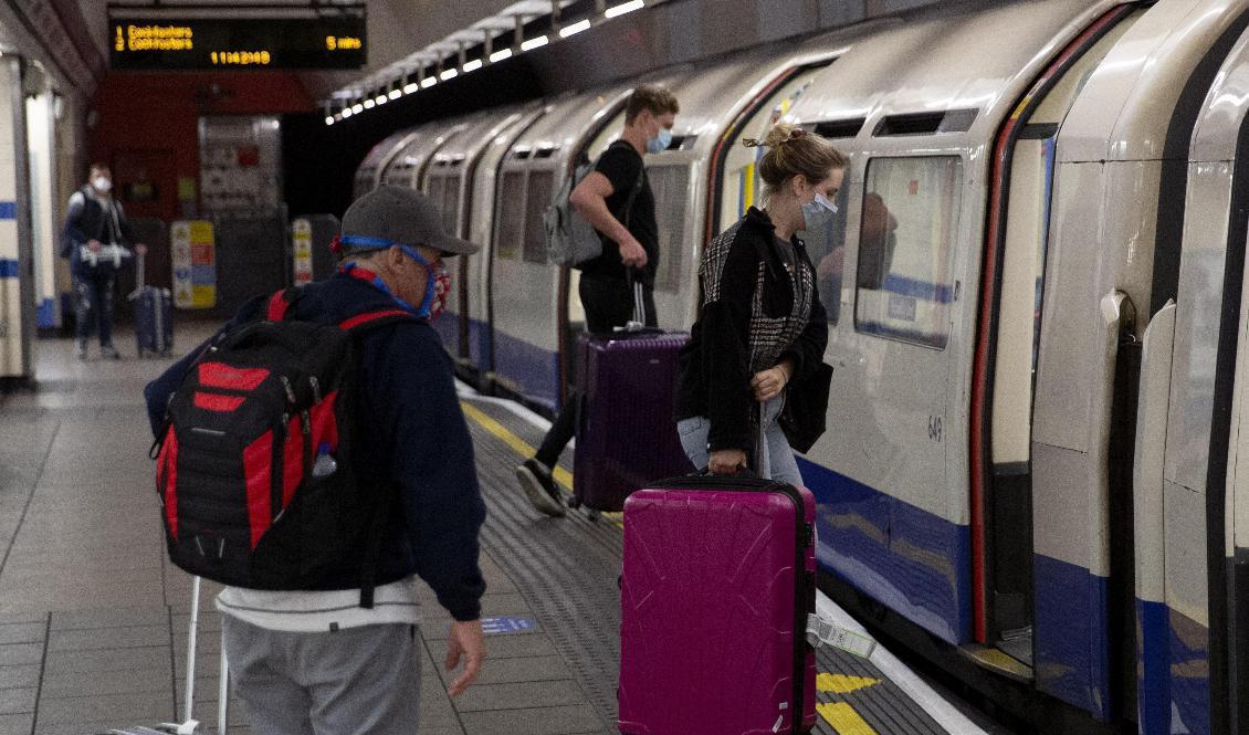 Resenärer i tunnelbanan vid storflygplatsen Heathrow. Foto: Matt Dunham/AP/TT