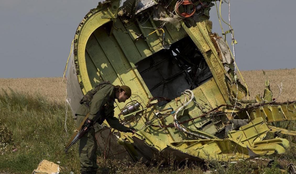 En prorysk rebell vid det nedskjutna planet MH17 i östra Ukraina. Foto: Vadim Ghirda/AP/TT-arkivbild