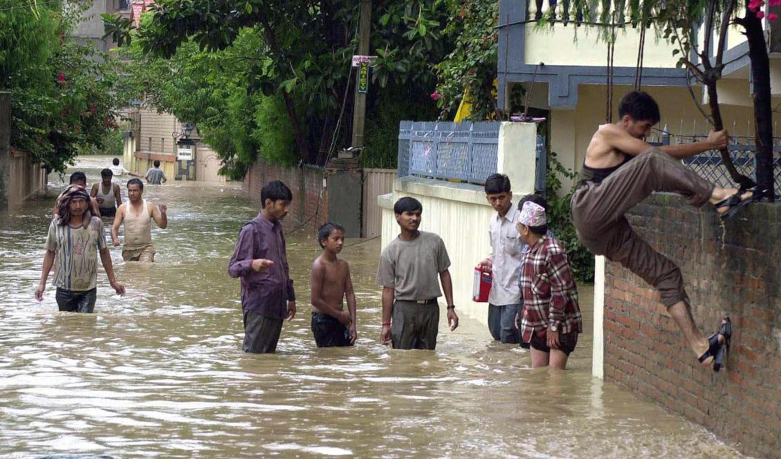 Kraftiga skyfall har orsakat översvämningar i Nepal. Bilden är från ett tidigare tillfälle. Foto: Binod Joshi/AP/TT-arkivbild