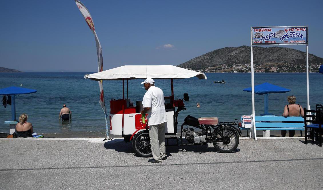 Direktflyg från Sverige tillåts till Grekland från den 22 juli. Foto: Thanassis Stavrakis/AP/TT-arkivbild