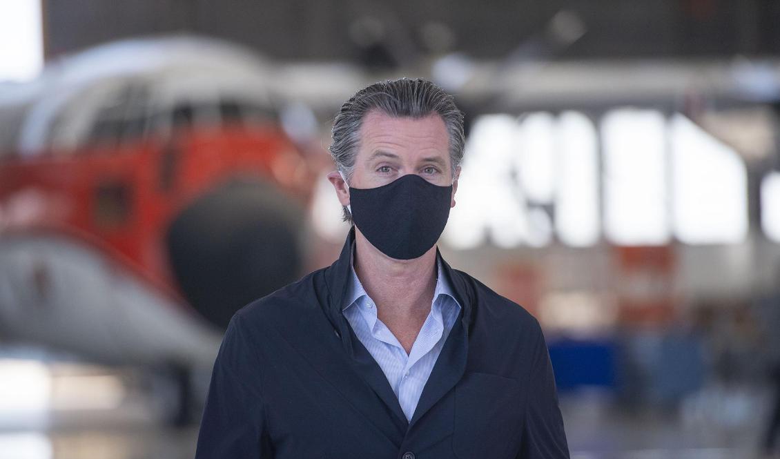 Kaliforniens guvernör Gavin Newsom har beska besked. Många näringar i delstaten måste stänga ingen. Foto: Hector Amezcua/AP/TT