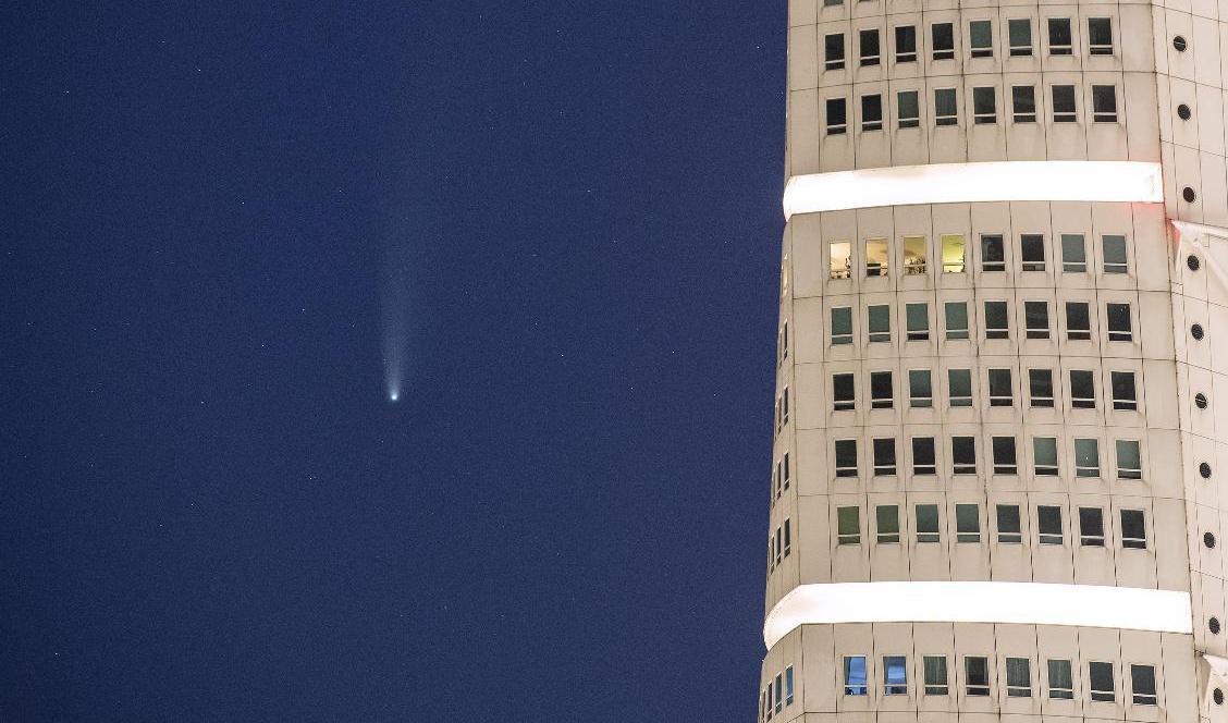 Kometen Neowise på natthimlen bredvid Turning Torso i Malmö natten till fredagen. Foto: Johan Nilsson/TT