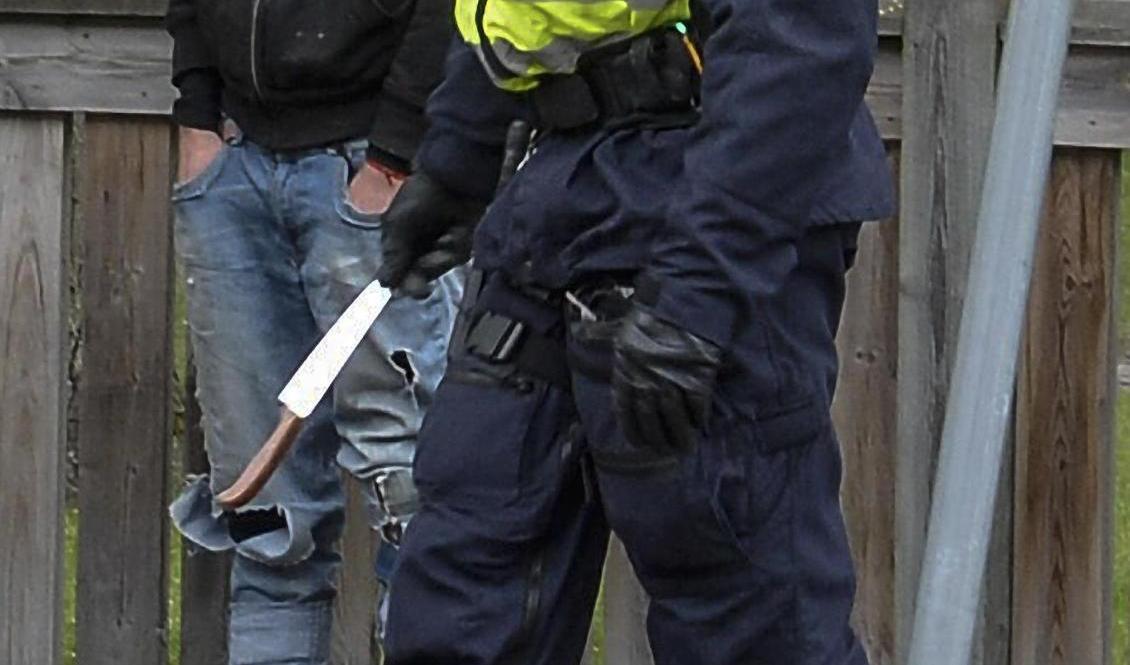 
En polis bär bort en kniv som har beslagtagits i samband med en demonstration. Foto: Mikael Fritzon/TT-arkivbild                                            