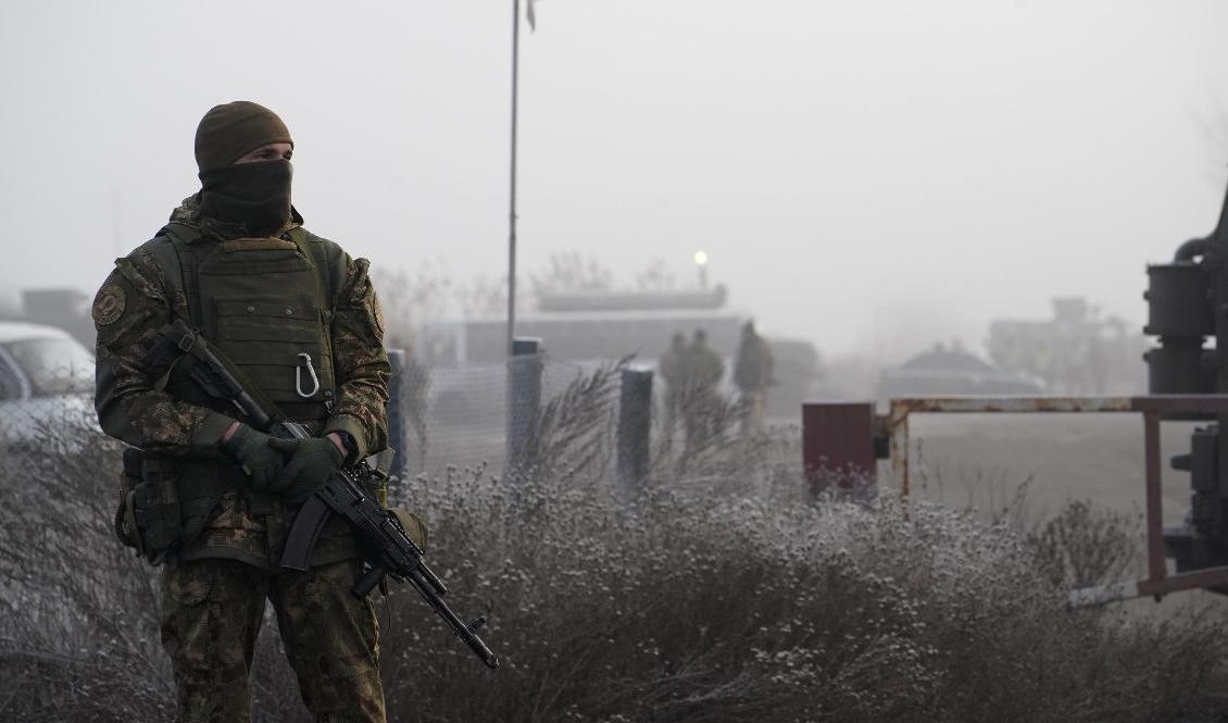 En ukrainsk soldat övervakar en fångutväxling med proryska separatister i december 2019. Foto: Evgeniy Maloletka/AP/TT-arkivbild