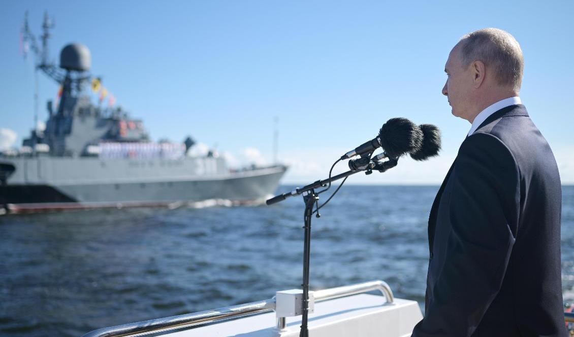 Rysslands president Vladimir Putin talade på telefon med Ukrainas president Volodymyr Zelenskyj på söndagen. På bilden inspekterar Putin ryska krigsskepp på söndagen. Foto: Alexei Druzhinin/AP/TT
