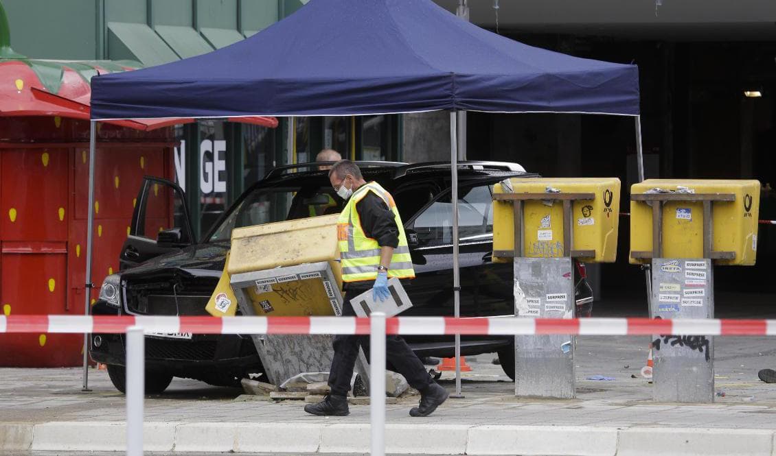Utredare runt den kraschade bilen vid Bahnhof Zoo på söndagsmorgonen. Foto: Markus Schreiber/AP/TT