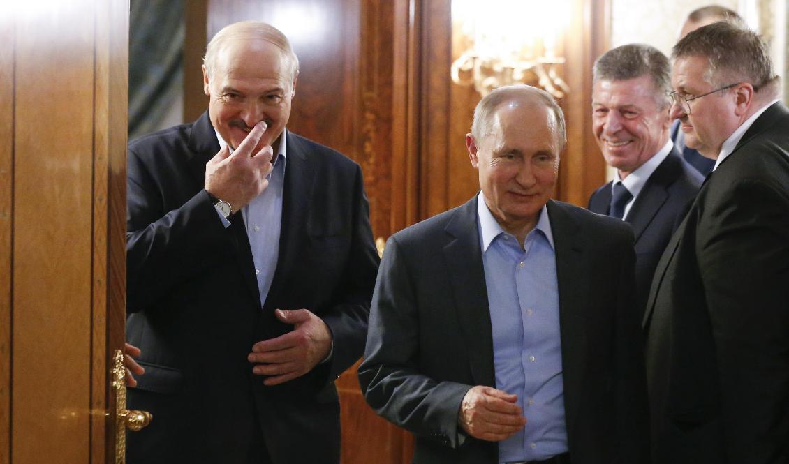 Belarus president Aleksandr Lukasjenko under ett möte med Rysslands president Vladimir Putin i februari. Foto: Alexander Zemlianichenko