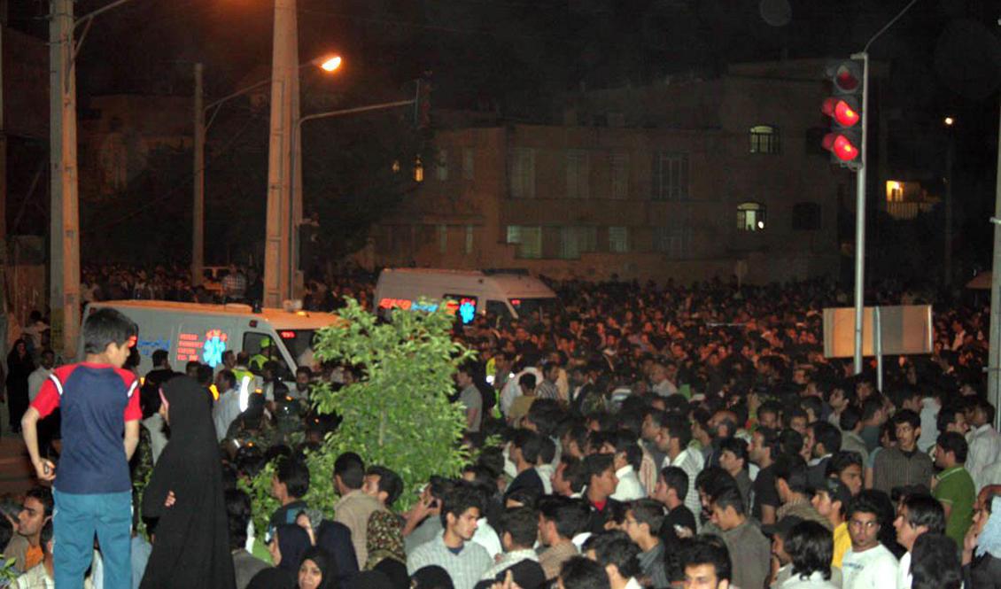 Shirazbor samlas utanför moskén som utsattes för ett dödligt bombdåd i april 2008. Foto: AP/TT-arkivbild