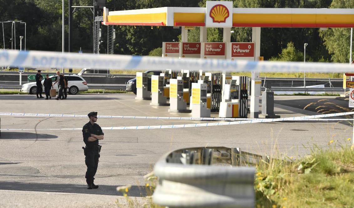 En ung person avlidit efter att ha skottskadats i Norsborg i Botkyrka kommun söder om Stockholm. En bensinmack har spärrats av och polisen arbetar med att samla in information. Foto: Naina Helén Jåma/TT