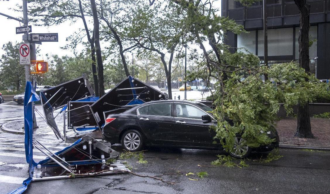 På tisdagen nådde ovädret Isaias staden New York. På bilden förödelse på nedre Manhattan. Foto: Craig Ruttle/AP/TT