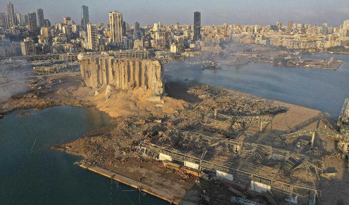 En drönarbild visar förstörelsen dagen efter explosionerna i Beiruts hamnområde. Foto: Hussein Malla/AP/TT
