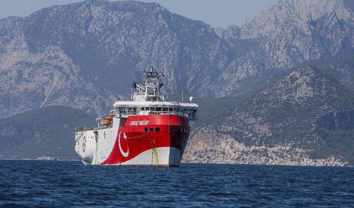 Det turkiska fartyget Oruc Reis söker efter olje- och gasfyndigheter i östra Medelhavet. Foto: Ibrahim Laleli/AP/TT-arkivbild