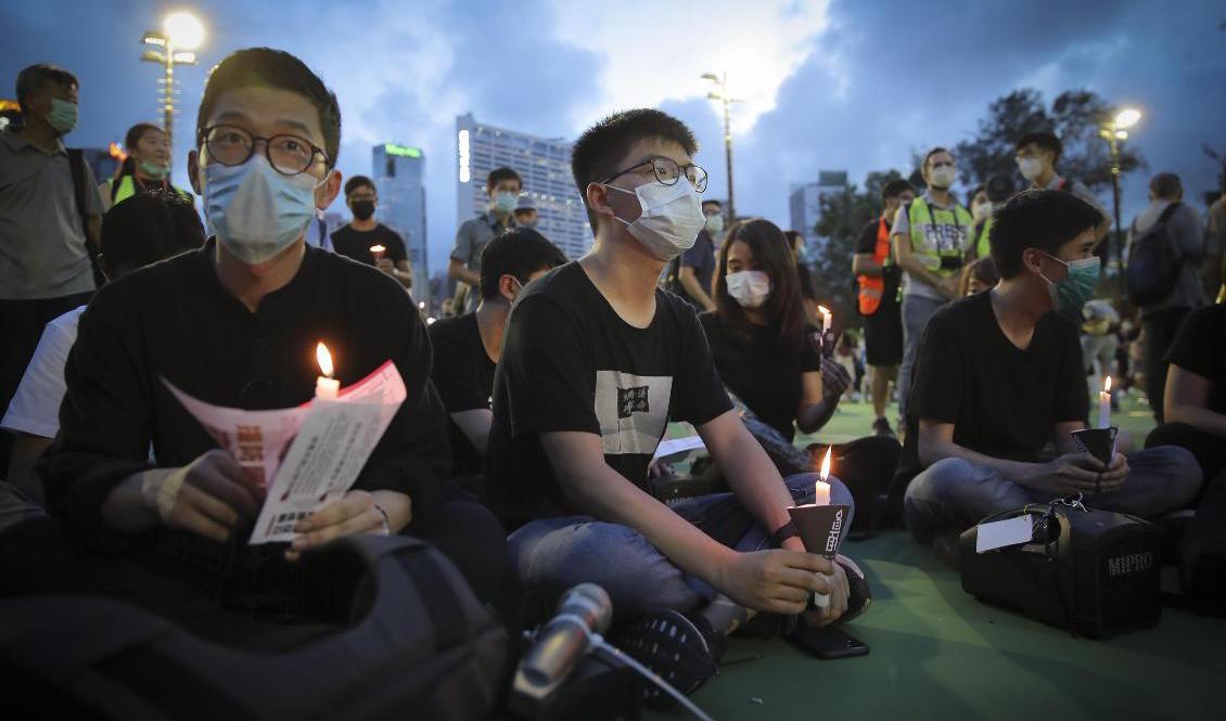 Demokratiaktivisten Joshua Wong, i mitten, deltar i en minnesstund i Hongkong för offren i massakern på Himmelska fridens torg. Foto: Kin Cheung/AP/TT-arkivbild