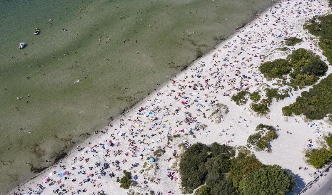 Sol, bad och båtar vid stranden i Lomma när temperaturen gick över 30-gradersstrecket på söndagen. Foto: Johan Nilsson/TT
