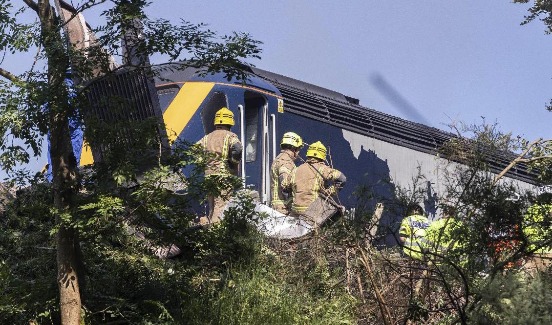 Räddningstjänst på plats vid olyckan i Stonehaven i Skottland. Flera personer skadades vid tågurspårningen. Foto: Derek Ironside/AP/TT