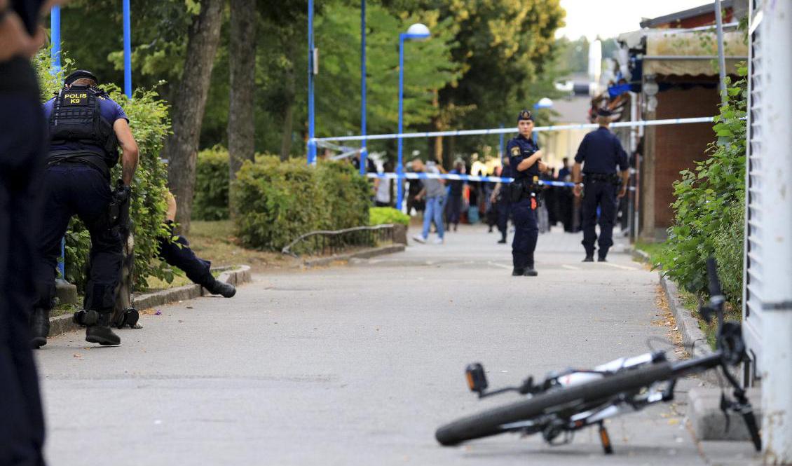 Polis kallades strax efter klockan sex på torsdagskvällen till Rinkeby i västra Stockholm, efter samtal om att en person blivit skjuten. Foto: Dennis Glennklev/TT