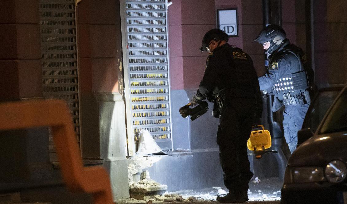 Polisens bombtekniker undersöker entrén till en butikslokal på Claesgatan vid Möllevångstorget i Malmö efter en detonation tidigt på fredagsmorgonen. Foto: Johan Nilsson/TT