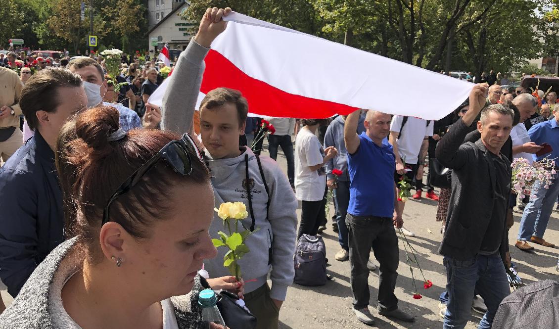 På lördagen begravdes en demonstrant som dog i sammandrabbningar med polis under regimkritiska protester. Foto: Sergej Grits/AP/TT