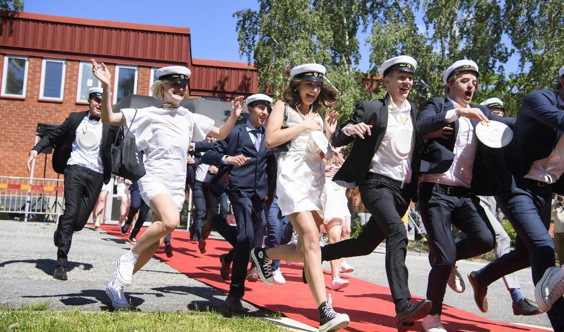 Om några år kan gymnasieelever lämna gymnasiet med ämnesbetyg i stället för dagens kursbetyg. Foto: Jessica Gow/TT-arkivbild