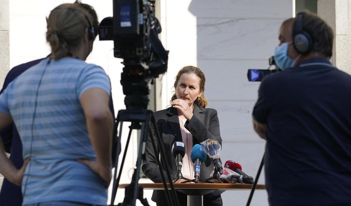 Line Nygaard, polisadvokat för norska säkerhetstjänsten PST, intervjuas om spionhärvan. Bilden är från en domstolsförhandling häromdagen. Foto: Heiko Junge/NTB Scanpix/TT
