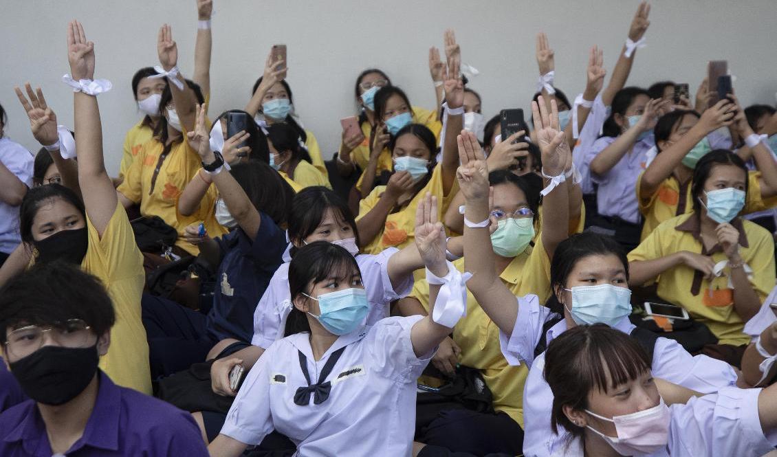 Studenter demonstrerar för demokrati framför utbildningsdepartementet i Bangkok 19 augusti. Foto: Sakchai Lalit/AP/TT