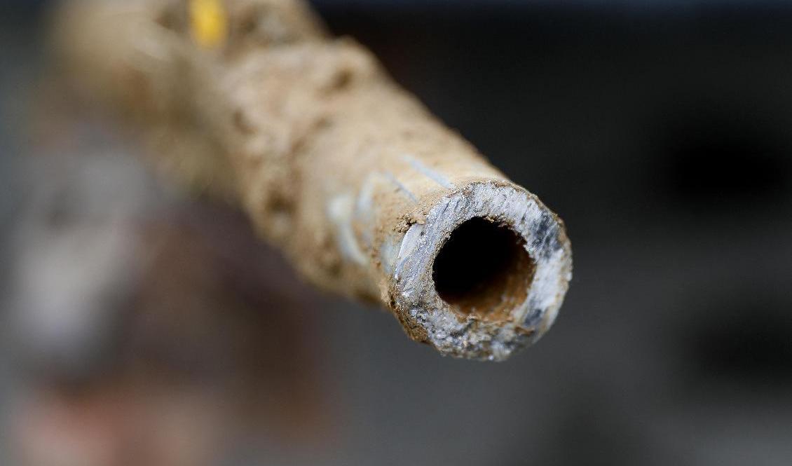 Ett vattenrör av bly som 2018 bytts ut mot kopparrör i staden Flint i Michigan i USA. Foto: Paul Sancya/AP/TT