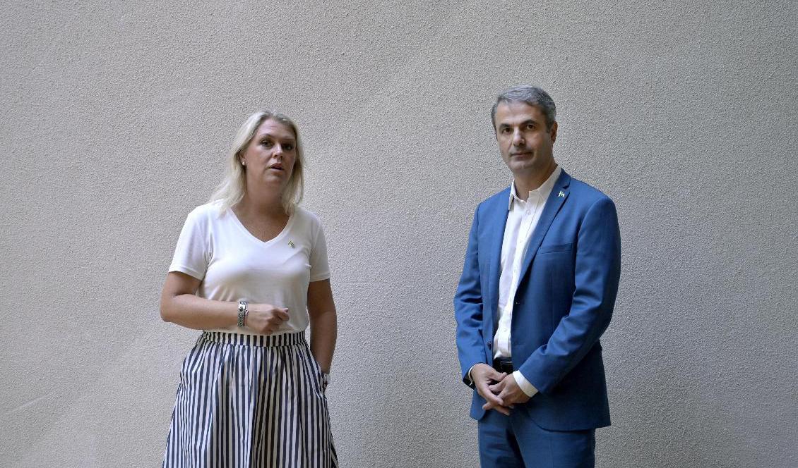 Socialminister Lena Hallengren (S) och näringsminister Ibrahim Baylan (S) presenterar uppdaterade direktiv för beredskapsutredningen. Foto: Janerik Henriksson/TT