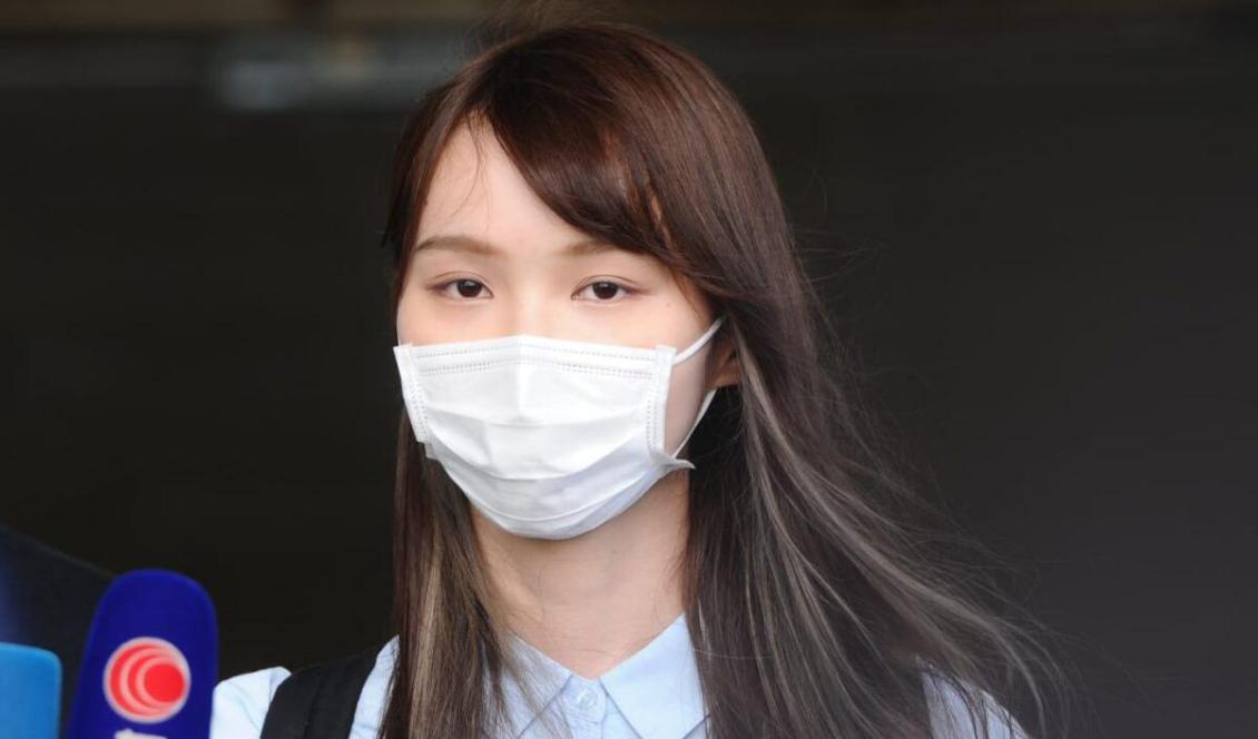 Agnes Chow talar inför media efter att ha varit i domstolen i Hongkong den 6 juli 2020. Foto: Song Bilung/Epoch Times