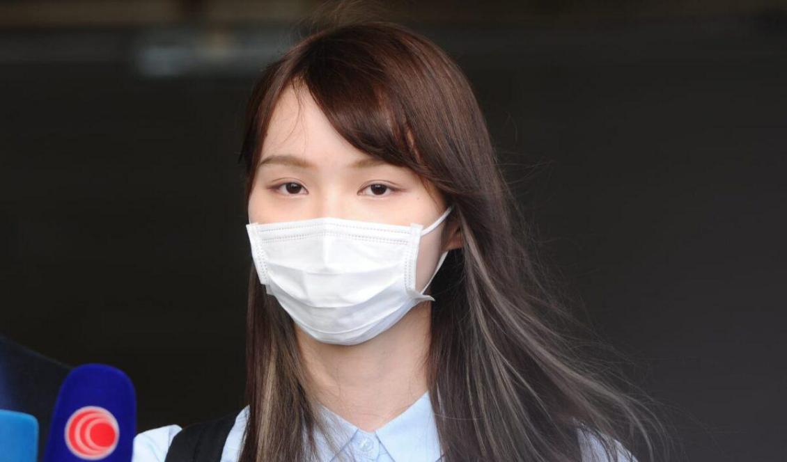 Agnes Chow talar till reportrar efter rättegången i Hongkong, den 6 juli 2020. Foto: Song Bilung/Epoch Times