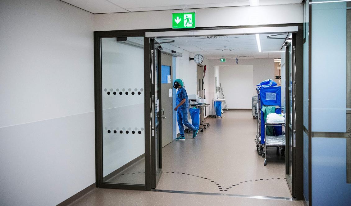 

En läkare vid intensivvårdsavdelningen på Södersjukhuset i Stockholm den 11 juni 2020. Foto: Jonathan Nackstrand/AFP via Getty Images                                                                                        