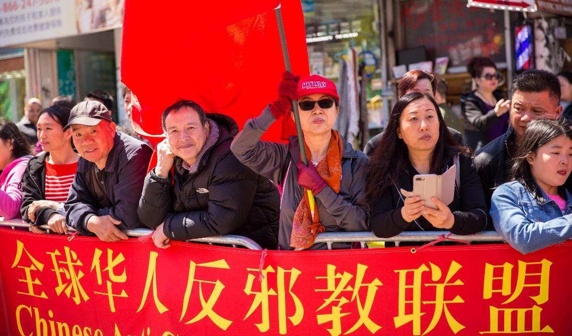 













Regimtrogna kineser har samlats med slagord mot den andliga metoden Falun Gong som arrangerade en parad i Flushing, New York, 2017.  Foto: Arkiv/Epoch Times                                                                                                                                                                                                                                                                                                                                                                                                                                                                                                                                                                                                                                        