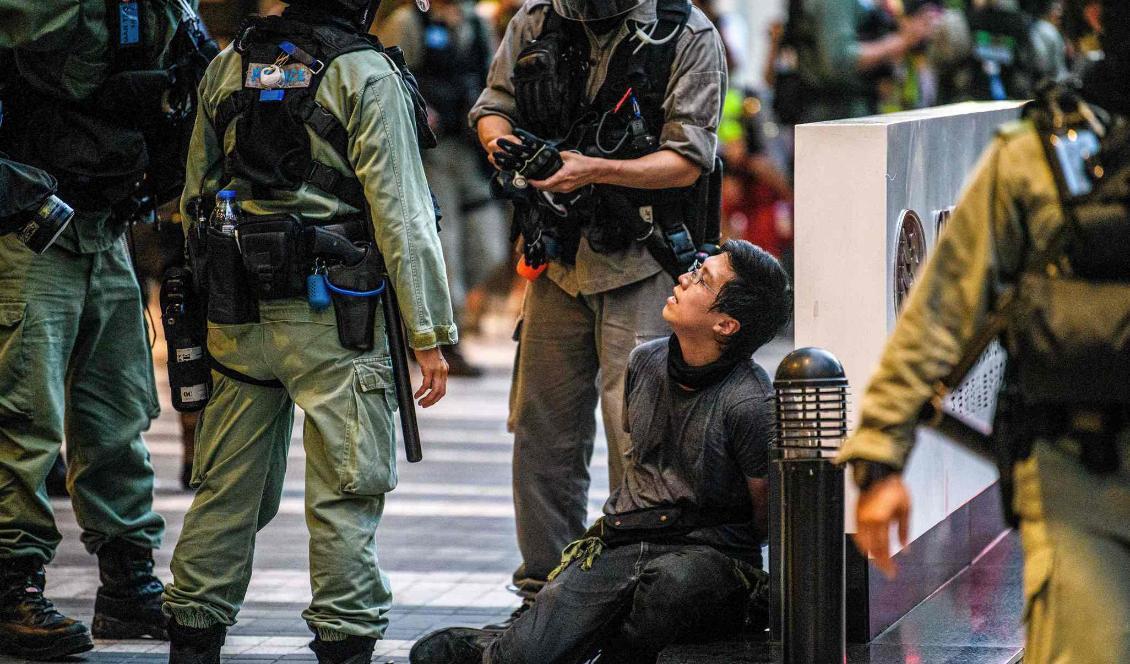 En demonstrant häktas av polisen under en protest mot den nya säkerhetslagen i Hongkong den 1 juli 2020. Foto: Anthony Wallace/AFP via Getty Images